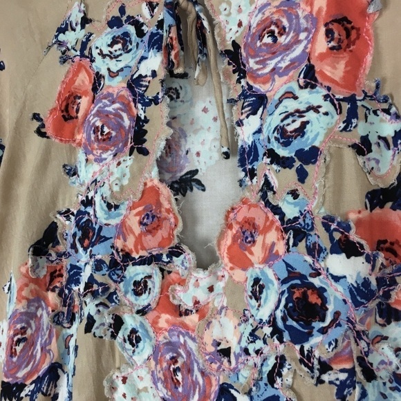 GIMMICKS by BKE Blouse Top Floral Appliqué Taupe Multicolor Boho Size Small - Picture 3 of 12